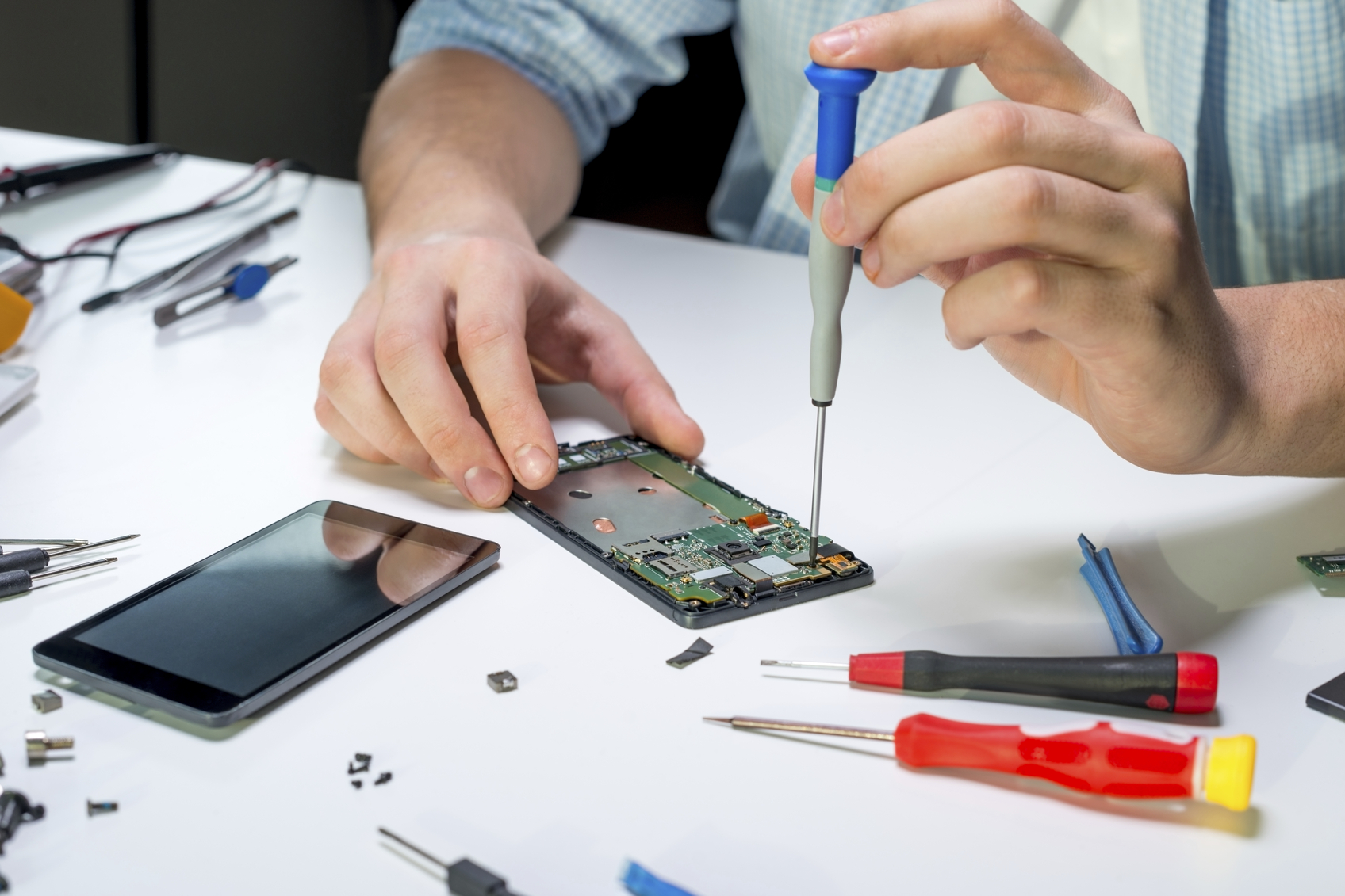Electronic technician repairs mobile phone