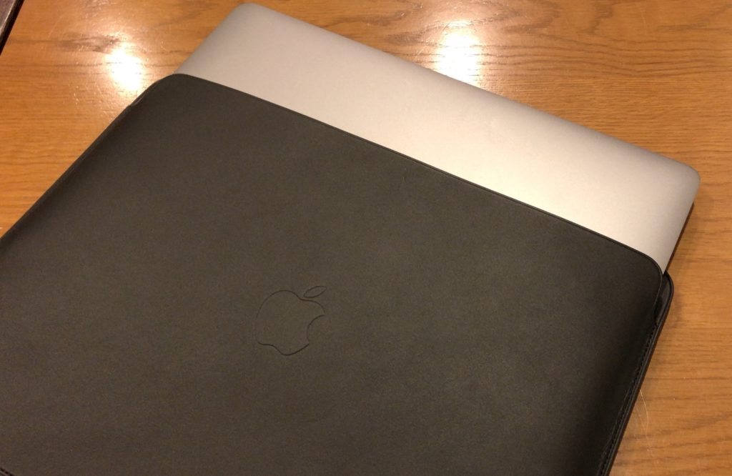 MacBook】純正レザースリーブ13インチのレビュー．圧倒的な上品さ 