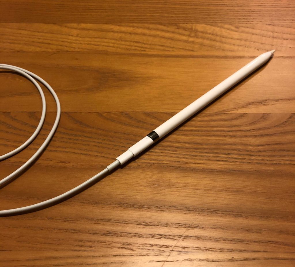 Apple PencilがiPad Proとペアリングできない時は、試しに付属のコネクタを使って充電してみましょう。