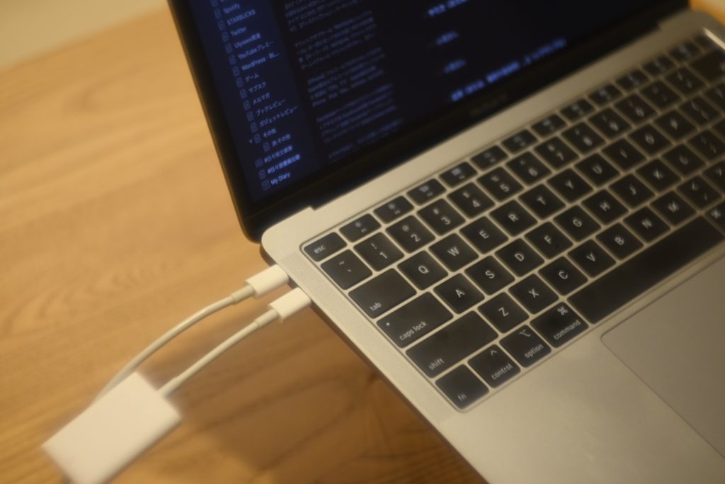 Photo : SMATU.net
MacにSDカードリーダーと充電ケーブルを差している様子．純正品同士なので干渉することもありません