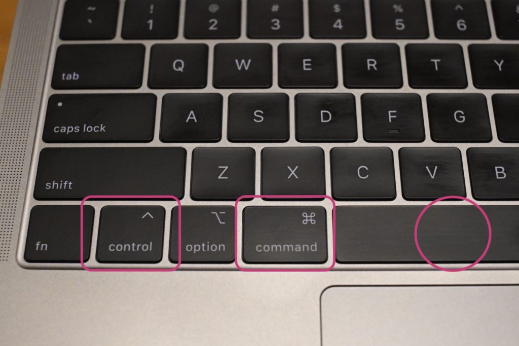 Macではキーボードの「Control + ⌘ +スペース」を同時に押すと，顔文字をすぐに使うことができる．