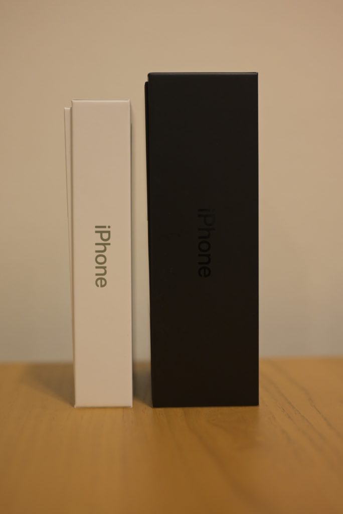 iPhone11 の箱と比較すると，かなり薄型になっていることが分かる．
左がiPhone 12，右がiPhone 11 Pro のパッケージ．
