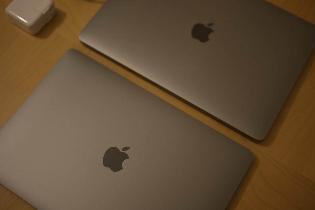 上が2018 MacBook Air，下が M1 MacBook Air．