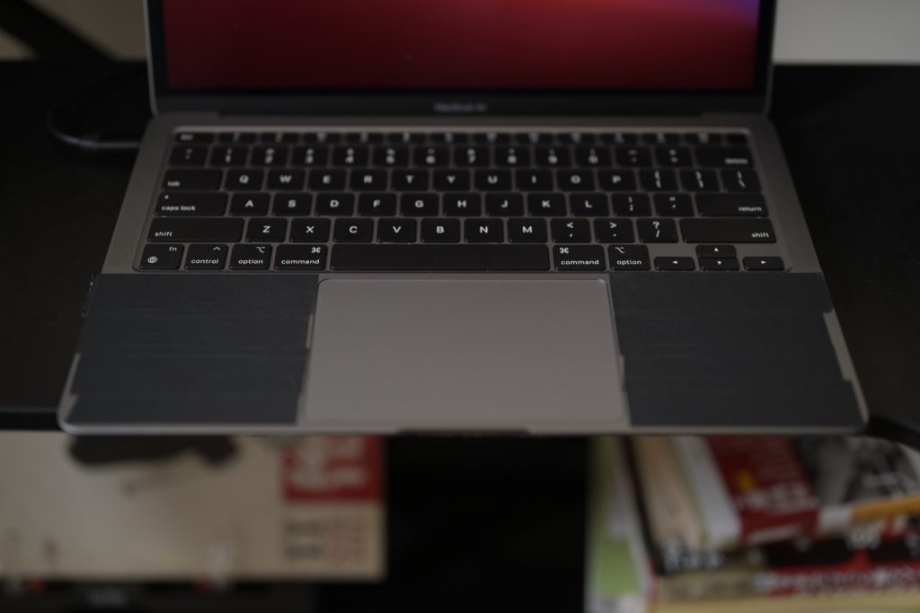 MacBook Airに手汗対策としてパーマセルテープを貼り付けて使っている．